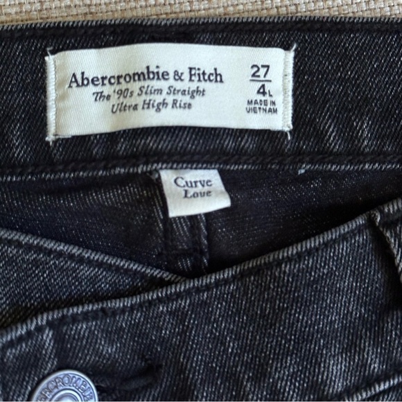Abercrombie & Fitch “The ‘90’s Slim Straight Ultra High Rise” Asymmetrical 27/4L - Picture 6 of 9